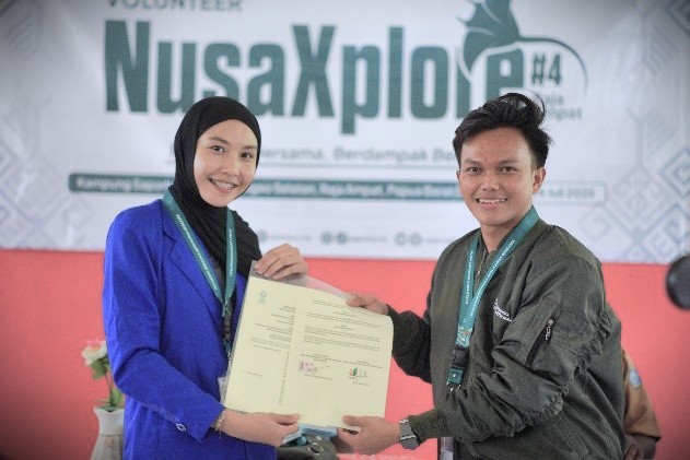 Kesya Fitriah Azizah saat memperlihat nota kesepahaman yang terjalin antara UIN Antasari dengan Jalantara.
