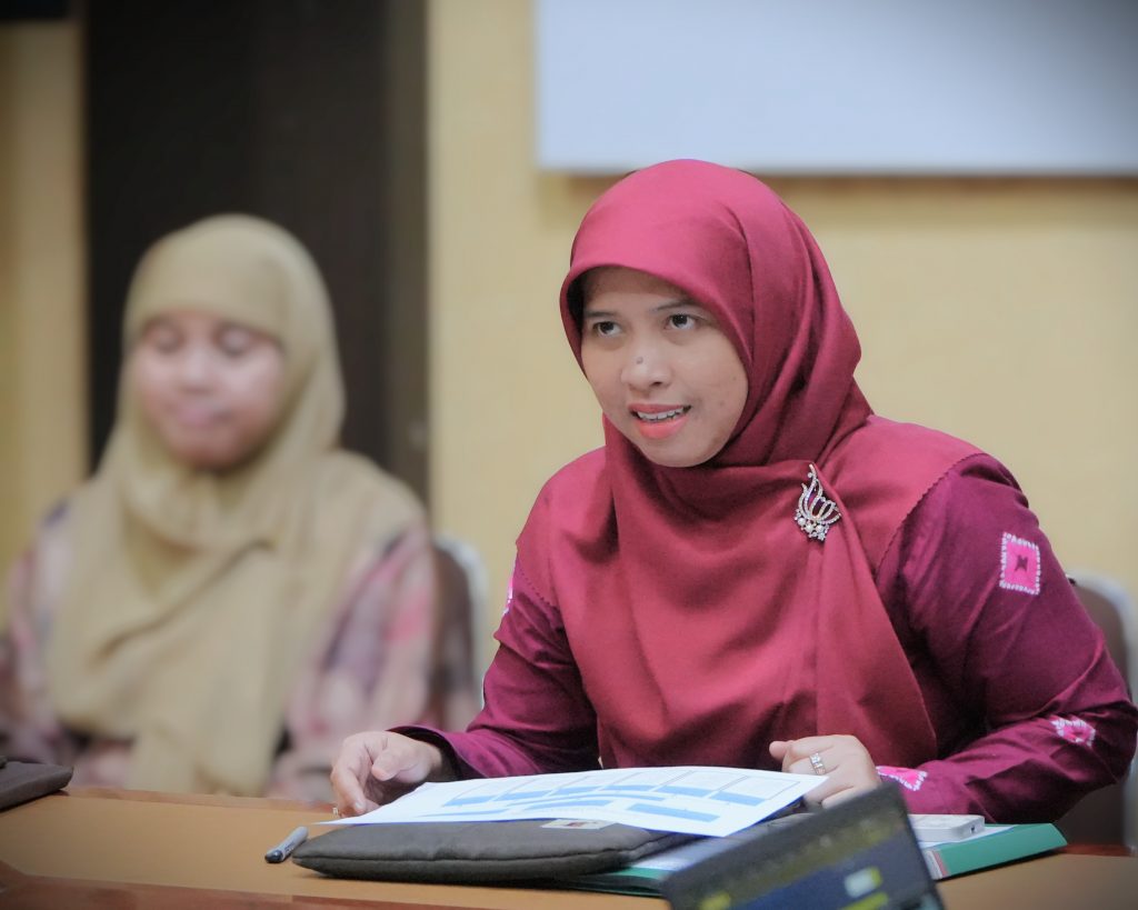 Koordinator Pusat Humas dan Keterbukaan Informasi UIN Antasari Noor Hasanah, M.A. saat melakukan presentasi (Foto:Humas/Haitami)