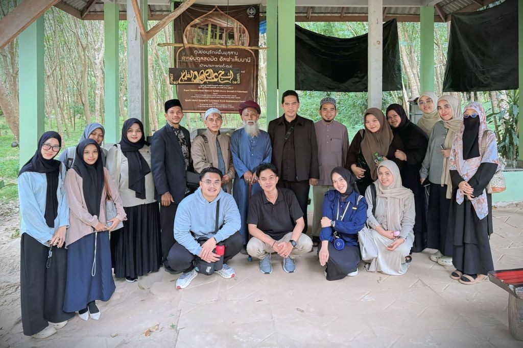 Mahasiswa KKN Internasional UIN Antasari bersama Pimpinan LP2M berziarah ke makam Syekh Abdul Samad Al-Falembani di Thailand.