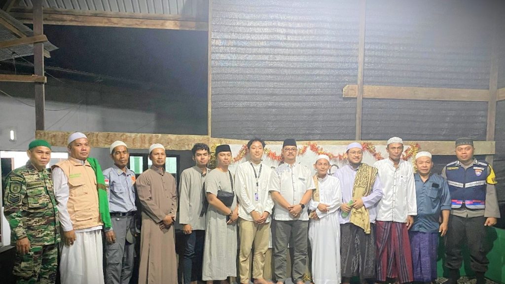 Mahasiswa KKN MBKM bersama pimpinan pondok, tokoh agama dan tokoh masyarakat