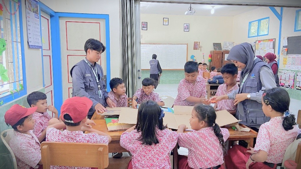 Mahasiswa KKN Nusantara saat mengajak para siswa membuat kincir angin perkalian.