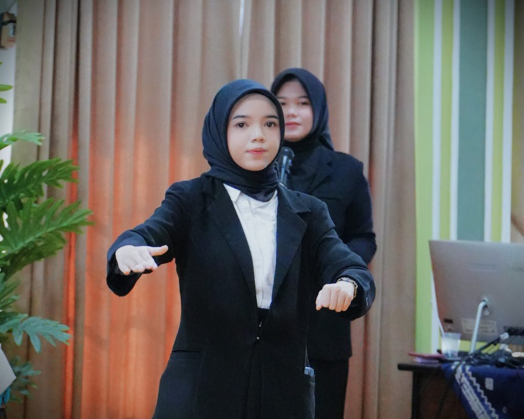 Mahasiswi FEBI UIN Antasari saat menjadi dirigen menyanyikan lagu Indonesia Raya (Foto:Humas)