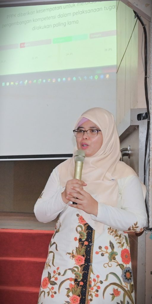 Mufidatun Nisa, S.Th.I., M.Fil.I. saat menyampaikan materi (Foto:Humas/Jamal Ripani)