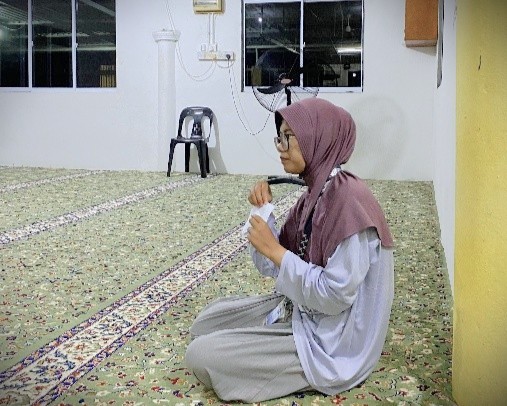Nika Fitriani saat memberikan pembelajaran menggunakan flash card.