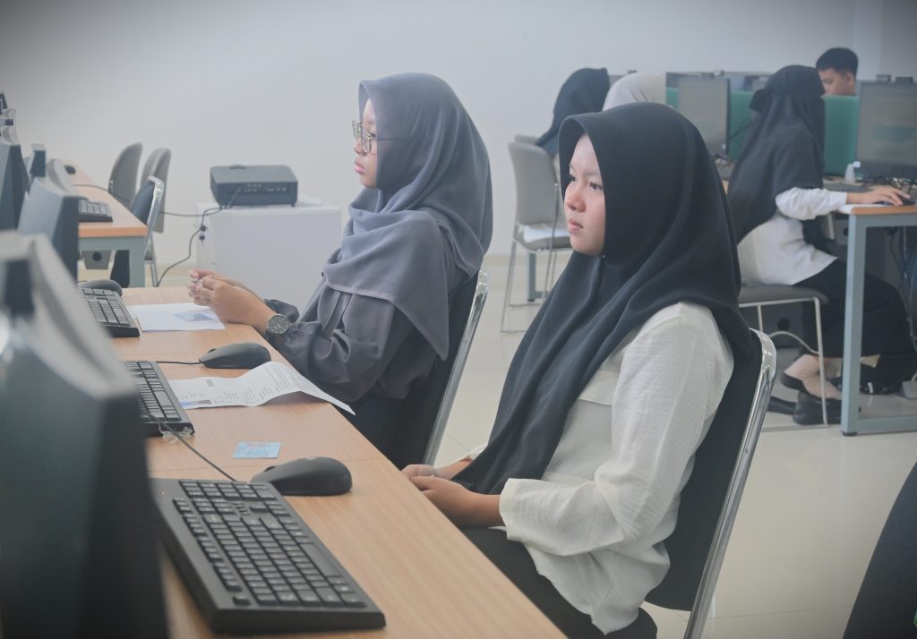 Norhadijah saat mengamati layar untuk bersiap memulai ujian (Foto:Humas/Jamal Ripani)