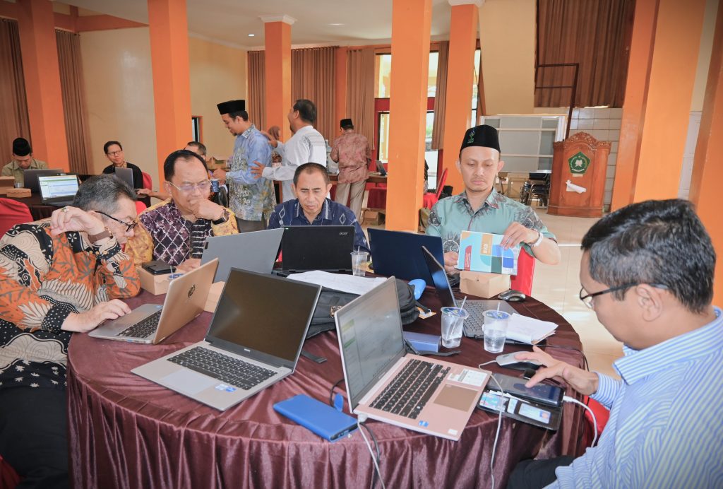 Para asesor saat serius melakukan penilaian (Foto:Humas)