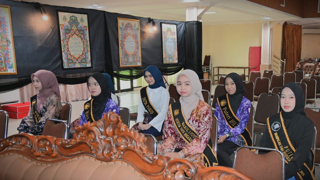 Para lulusan Kios Kedutaan bersiap mengikuti penutupan (Foto:Humas/Jamal Ripani)