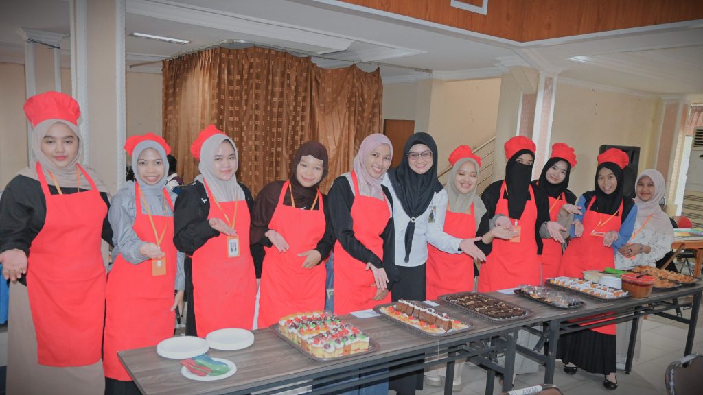 Para lulusan pelatihan Bakery and Pastry saat memperlihatkan hasil karya masing-masing (Foto:Humas/Jamal Ripani)