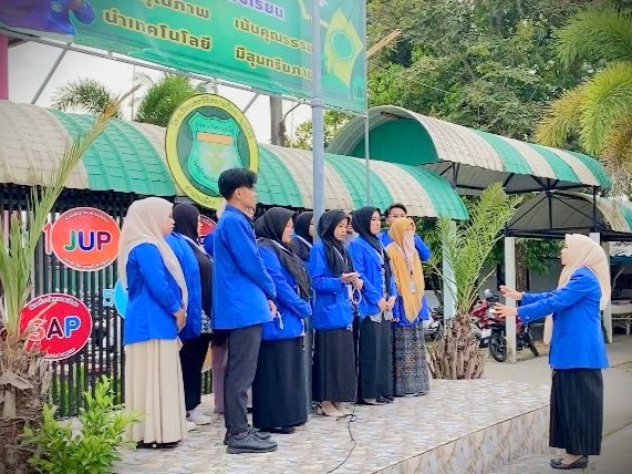 Para mahasiswa KKN Internasional di Thailand saat menyanyikan Indonesia Raya.
