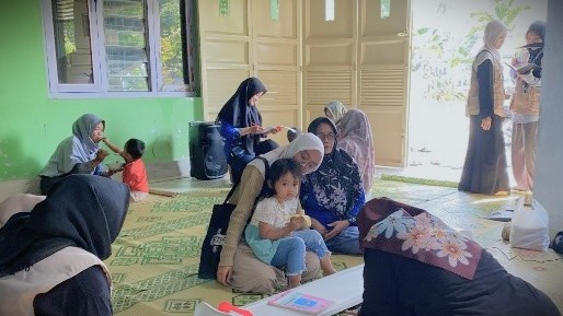 Para mahasiswa saat membantu kelancaran kegiatan posyandu.