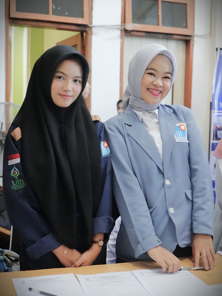Para mahasiswi saat membantu kelancaran acara (Foto:Humas)
