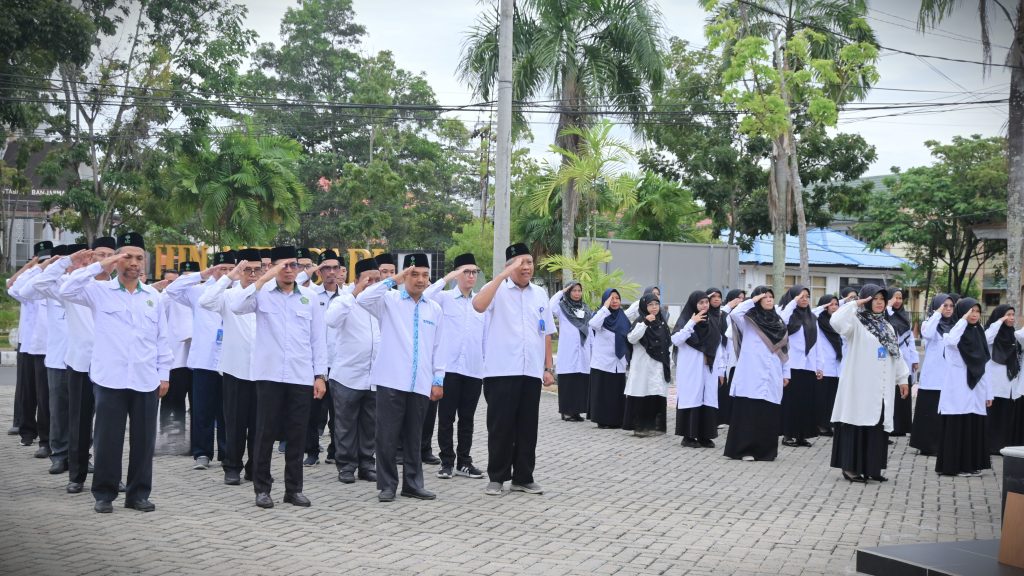 Para pegawai UIN Antasari di lingkungan rektorat saat mengikuti apel mingguan (Foto:Humas/Jamal Ripani)