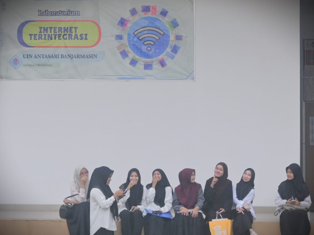 Para peserta saat tetap ceria menanti giliran sesi ujian (Foto:Humas/Jamal Ripani)