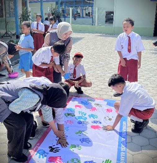 Para siswa saat antusias memberikan cap tangan.