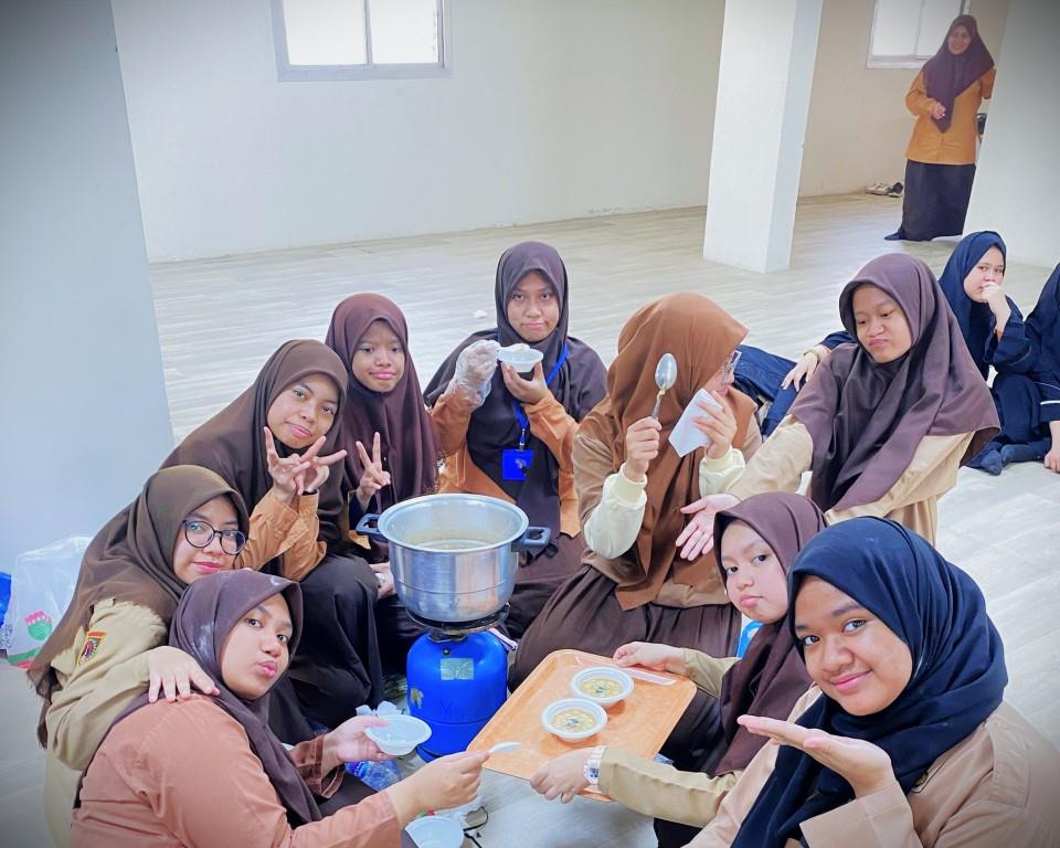 Para siswi saat berbahagia usai sukses membuat kakicak.
