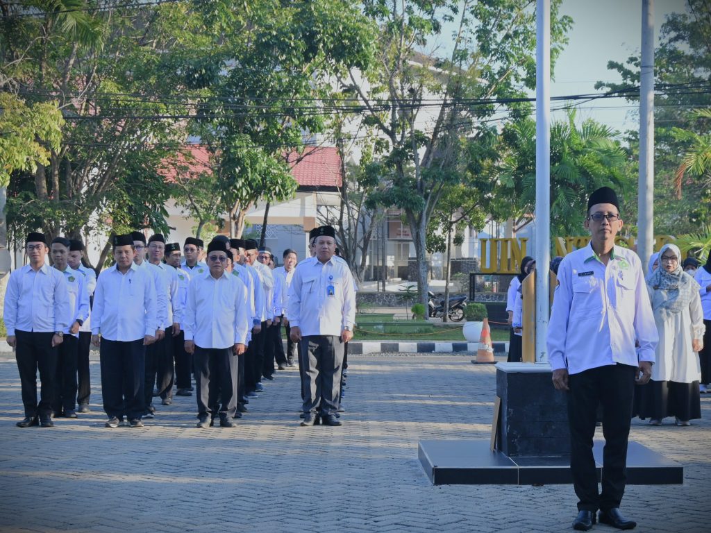 Pegawai Senior UIN Antasari Hadi Rustami saat memimpin jalannya apel mingguan, 21 Juli 2025 (Foto:Humas/Jamal Ripani)