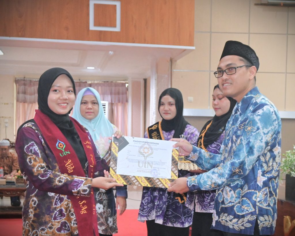 Penyerahan penghargaan kepada para peserta yudisium (Foto:Humas/Jamal Ripani)