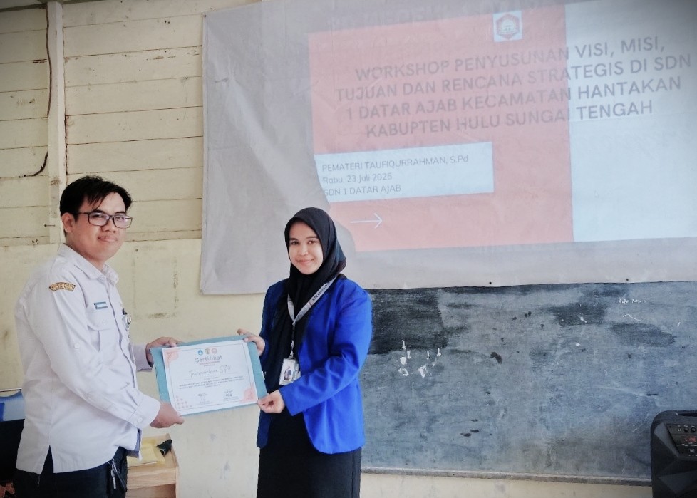 Penyerahan sertifikat kepada pemateri, oleh Mahasiswa MBKM.