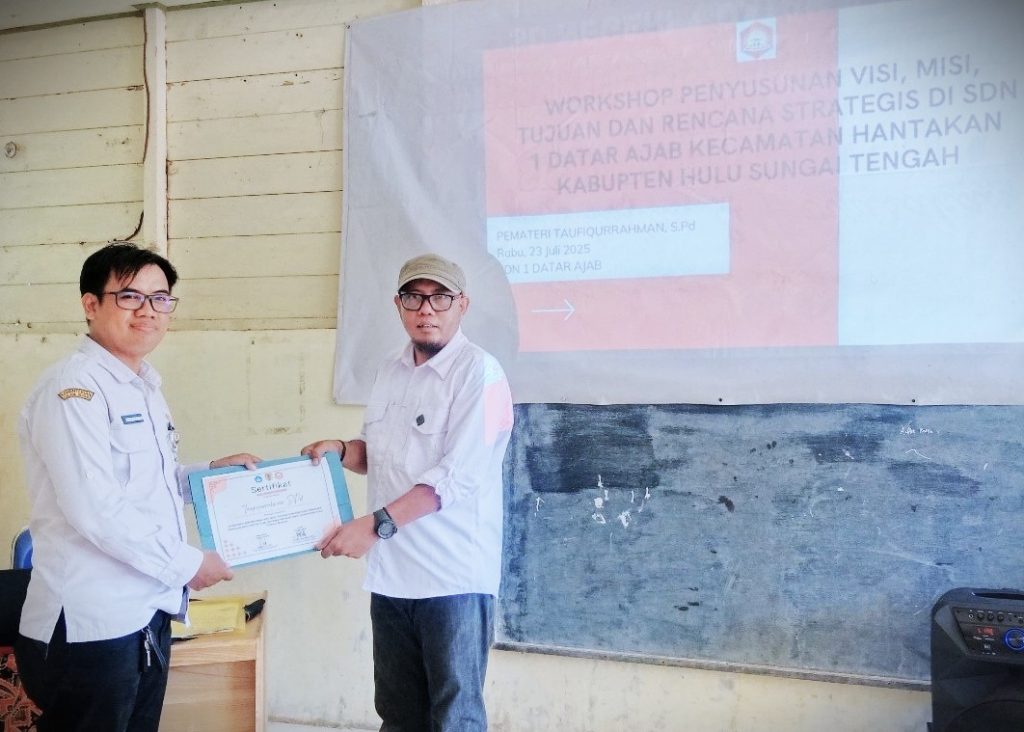 Penyerahan sertifikat kepada pemateri, oleh kepala sekolah.