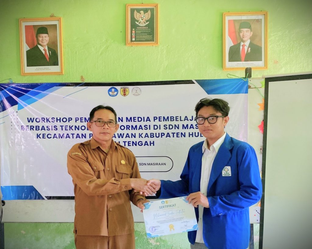 Penyerahan sertifikat kepada pemateri, oleh kepala sekolah.