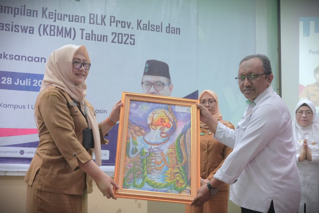 Perwakilan BLK Kalsel saat menerima karya Kios Kaligrafi dari Kabag Mikwa UIN Antasari (Foto:Humas/Haitami)