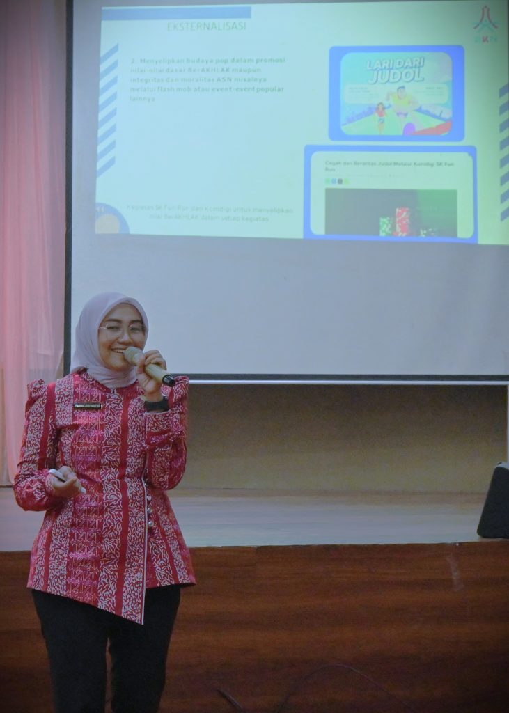 Purba Ariyantini, S.A.P. saat menyampaikan materi (Foto:Humas/Jamal Ripani)