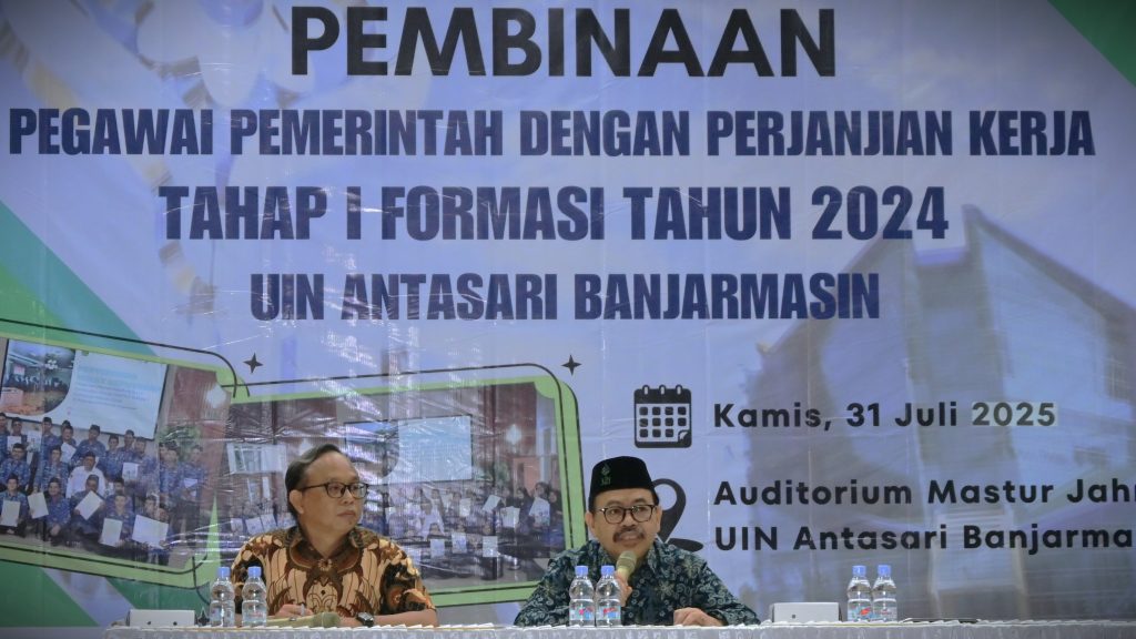 Rektor UIN Antasari Prof. Dr. H. Mujiburrahman, M.A. saat menyampaikan materi perdana (Foto:Humas/Jamal Ripani)