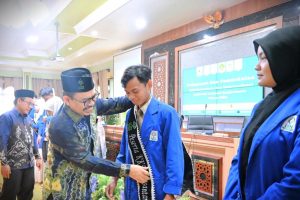 Rektor UIN Antasari melepas peserta KKN Internasional dan KKN Nusantara (Foto:Humas/Jamal Ripani)