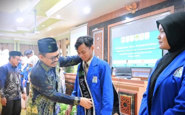 Rektor UIN Antasari melepas peserta KKN Internasional dan KKN Nusantara (Foto:Humas/Jamal Ripani)