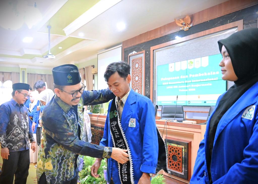 Rektor UIN Antasari melepas peserta KKN Internasional dan KKN Nusantara (Foto:Humas/Jamal Ripani)