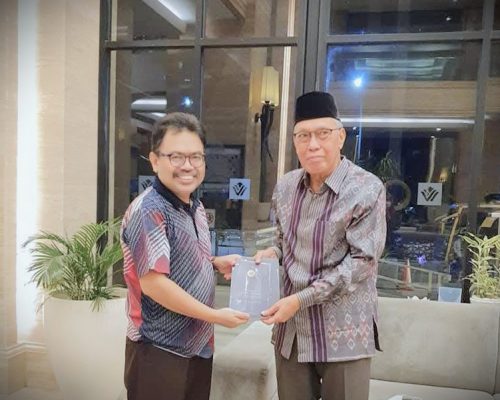 Rektor UIN Antasari saat bertemu dengan almarhum Pak Mal An.