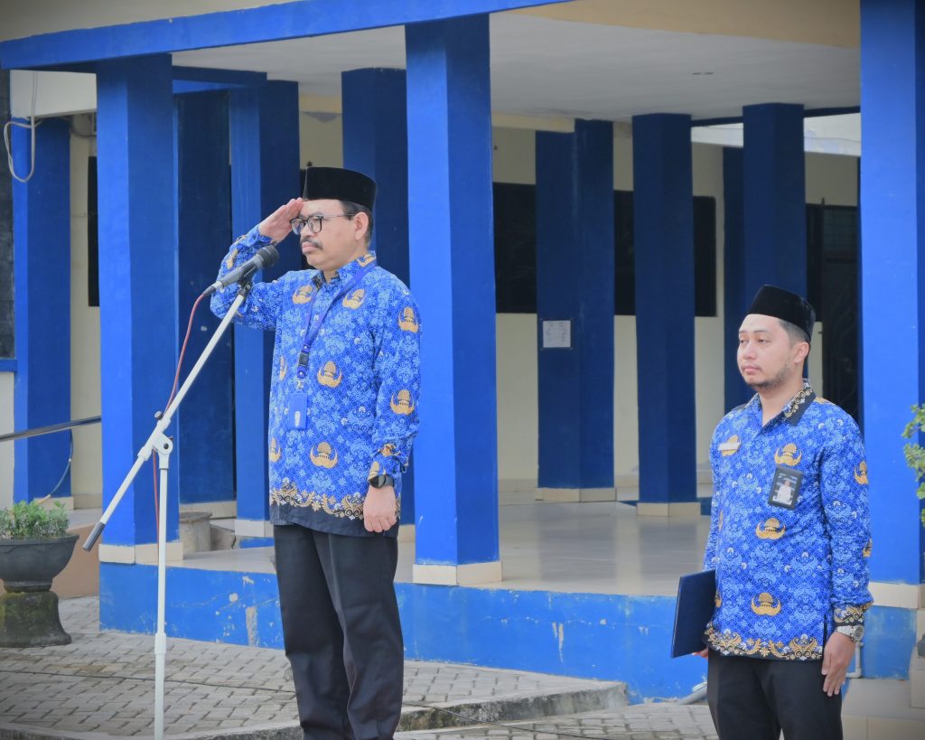 Rektor UIN Antasari saat menjadi pembina Apel Hari Kesadaran Nasional, Kamis, 17 Juli 2025 (Foto:Humas/Jamal Ripani)