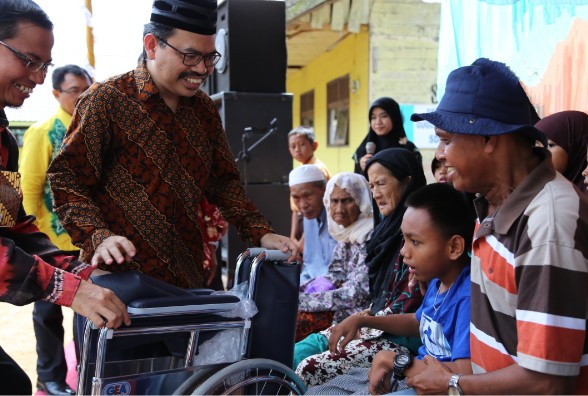 Rektor UIN Antasari Prof. Dr. H. Mujiburrahman, M.A. saat menyerahkan bantuan.