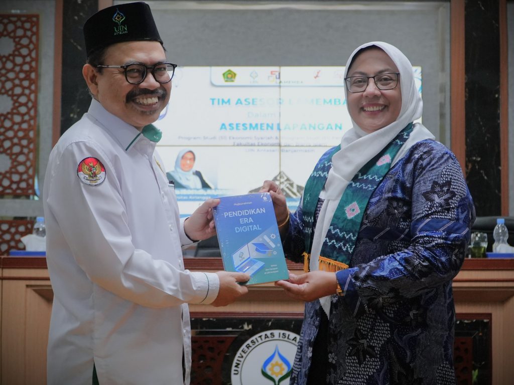 Rektor UIN Antasari saat menyerahkan kenang-kenangan berupa karyanya (Foto:Humas)