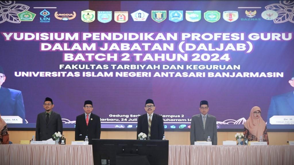 Rektor saat memimpin pengukuhan Yudisium PPG Daljab Batch 2 Tahun 2024 (Foto:Humas/Jamal Ripani)