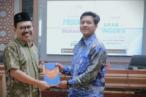 Rektor saat menyerahkan bahan pembelajaran (Foto:Humas/Jamal Ripani)