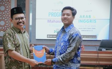 Rektor saat menyerahkan bahan pembelajaran (Foto:Humas/Jamal Ripani)