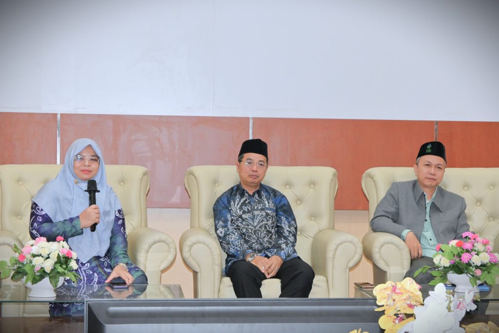 Sekretaris LPM UIN Antasari Dr. Ridha Darmawati, M.Pd. saat menyampaikan laporan (Foto:Humas)
