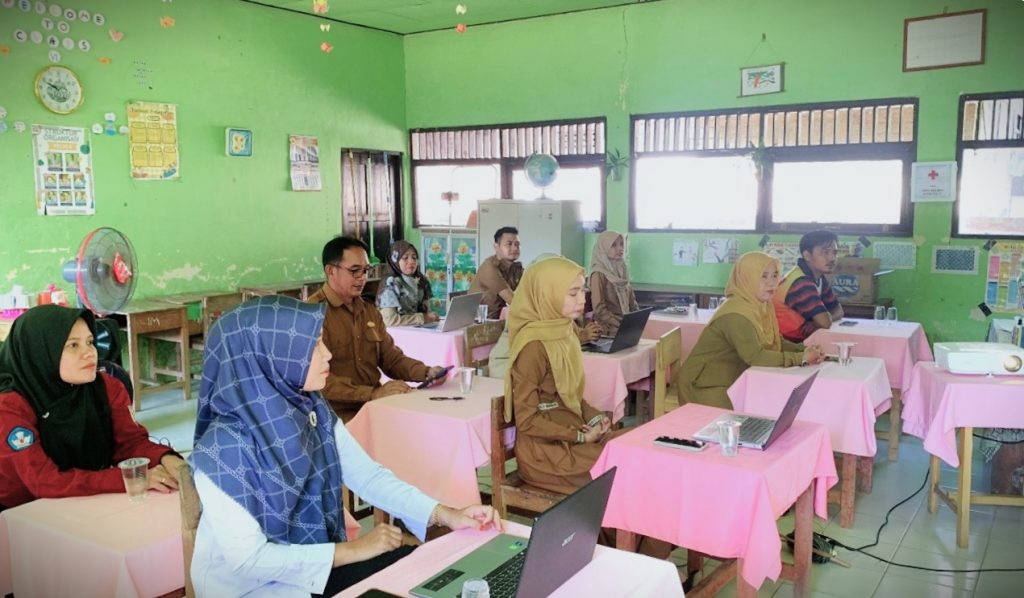 Suasana Workshop Pembuatan Media Pembelajaran Berbasis TI.