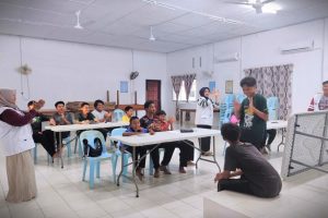 Suasana pembelajaran mudah bersama anak-anak Kampung Ensebang Jaya.