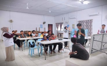 Suasana pembelajaran mudah bersama anak-anak Kampung Ensebang Jaya.