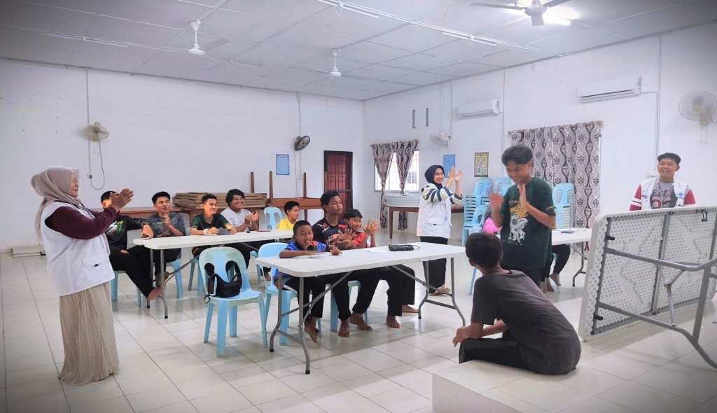 Suasana pembelajaran mudah bersama anak-anak Kampung Ensebang Jaya.