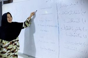 Sundu Syiah saat memberikan pembelajaran Arabic Class.