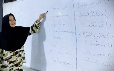 Sundu Syiah saat memberikan pembelajaran Arabic Class.