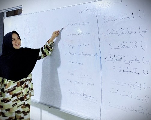 Sundu Syiah saat memberikan pembelajaran Arabic Class.
