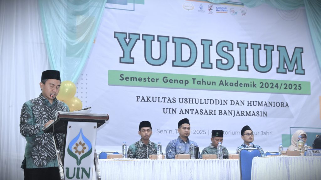 Wakil Dekan FUH UIN Antasari Bidang Akademik dan Kelembagaan Dr. Norhidayat, M.A. saat menyampaikan laporan (Foto:Humas/Jamal Ripani)