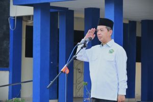 Wakil Rektor UIN Antasari Bidang AUPK Dr. H. Akhmad Sagir, M.Ag. saat menjadi pembina apel mingguan, 21 Juli 2025 (Foto:Humas/Jamal Ripani)
