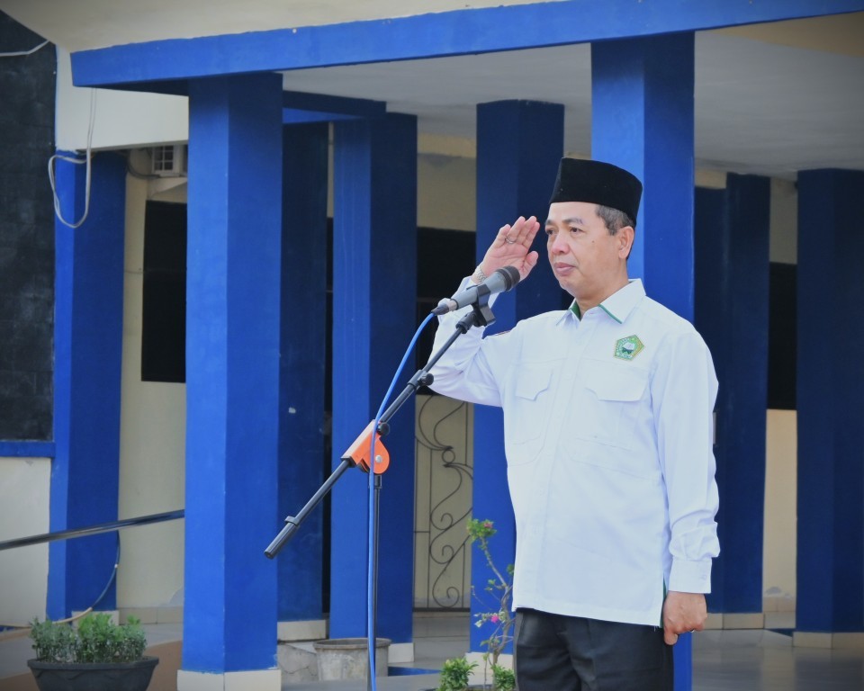 Wakil Rektor UIN Antasari Bidang AUPK Dr. H. Akhmad Sagir, M.Ag. saat menjadi pembina apel mingguan, 21 Juli 2025 (Foto:Humas/Jamal Ripani)