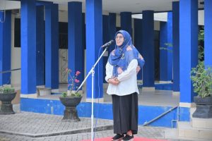 Wakil Rektor UIN Antasari Bidang Akademik dan Kelembagaan Dr. Hj. Nida Mufidah, M.Pd. saat menjadi pembina apel mingguan (Foto:Humas/Jamal Ripani)