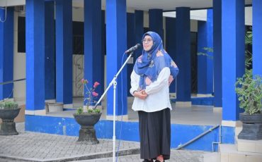Wakil Rektor UIN Antasari Bidang Akademik dan Kelembagaan Dr. Hj. Nida Mufidah, M.Pd. saat menjadi pembina apel mingguan (Foto:Humas/Jamal Ripani)